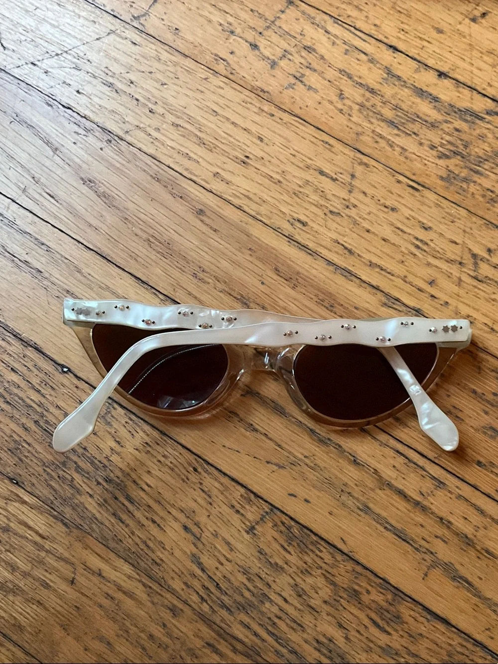 Elegant Crystal-Embellished Vintage Cat Eye Sunglasses